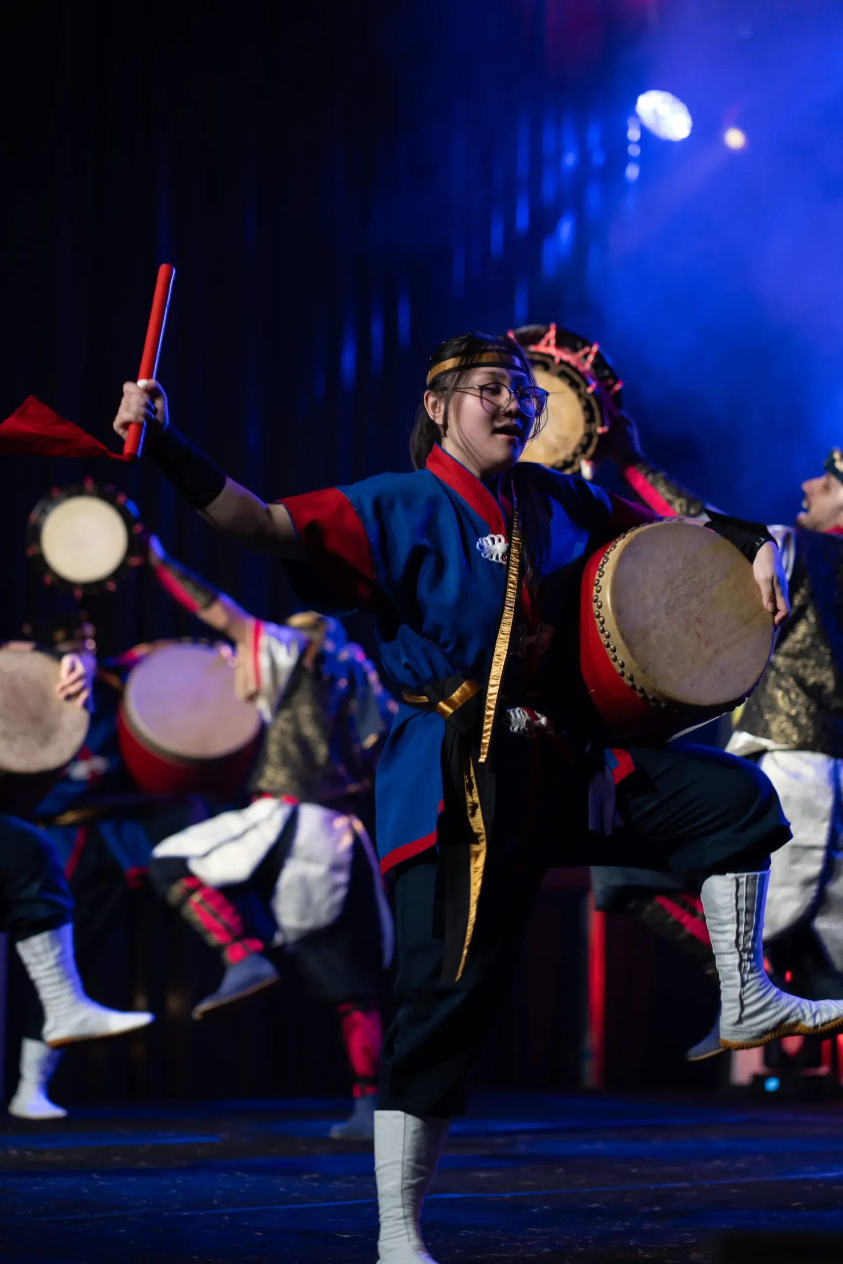 Artista em traje azul tocando tambor japonês no palco, em foto de divulgação do Costão Matsuri 2027.