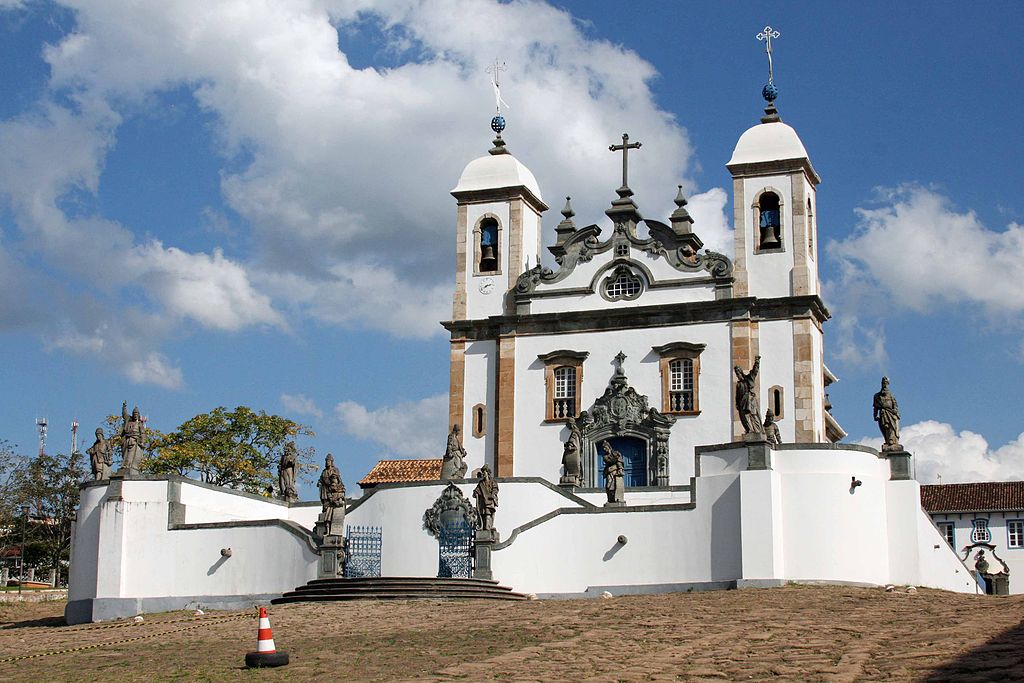 Entre cidades colônias, igrejas barrocas e paisagens marcadas pela historia, Minas Gerais revela seu rico patrimônio cultural.