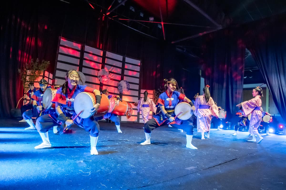 Apresentação cultural em edição anterior do festival, em foto de divulgação do Costão Matsuri 2027.