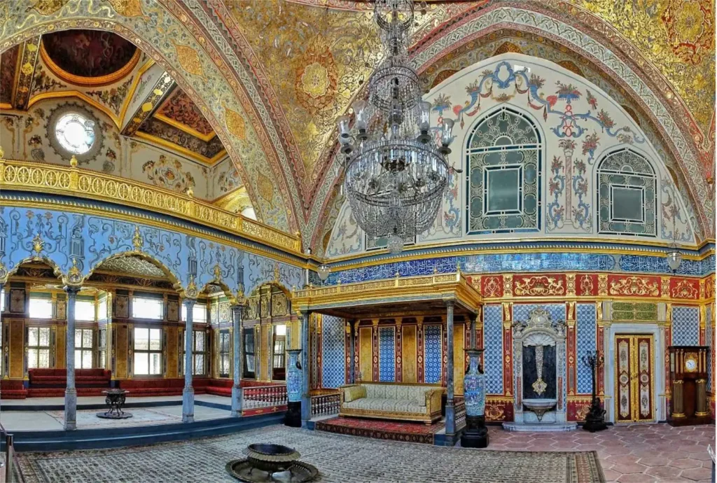 De Istambul a Hanói, Angkor Wat, Bangkok e ás paradisíacas Ilhas Phi Phi, uma experiência pelo melhor do Sudeste Asiático.
