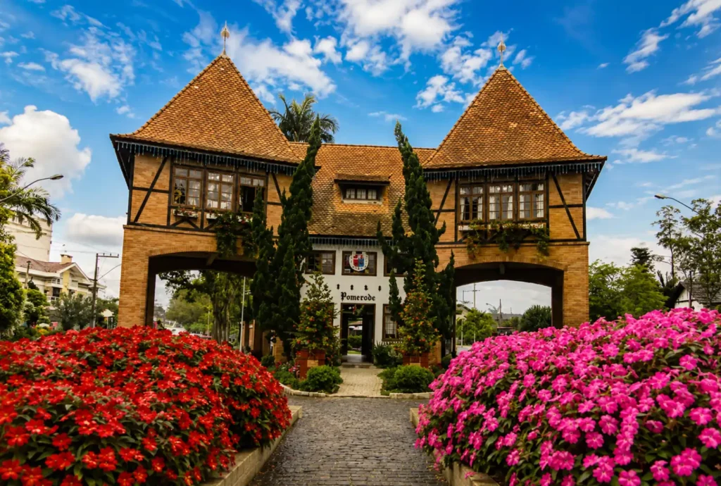 Com o litoral de Balneário Camboriú, o roteiro reúne belas paisagens cultura, gastronomia e o clima acolhedor de Santa Catarina.