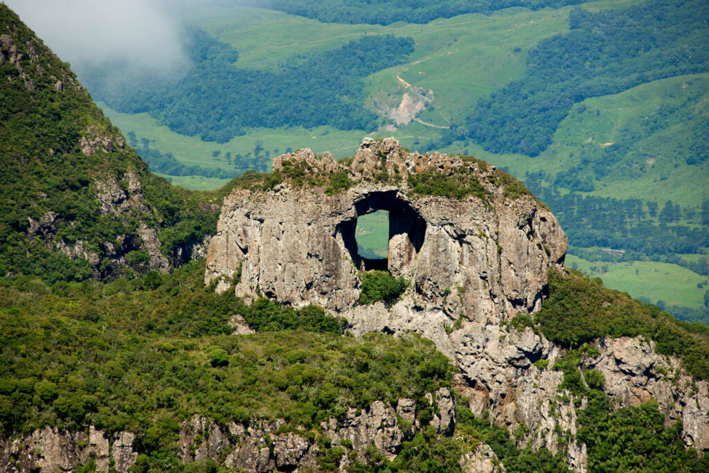 Entre montanhas e as relaxantes aguas termais de Gravatal, um roteiro especial para desfrutar de momentos de tranquilidade, sabores e descobertas.